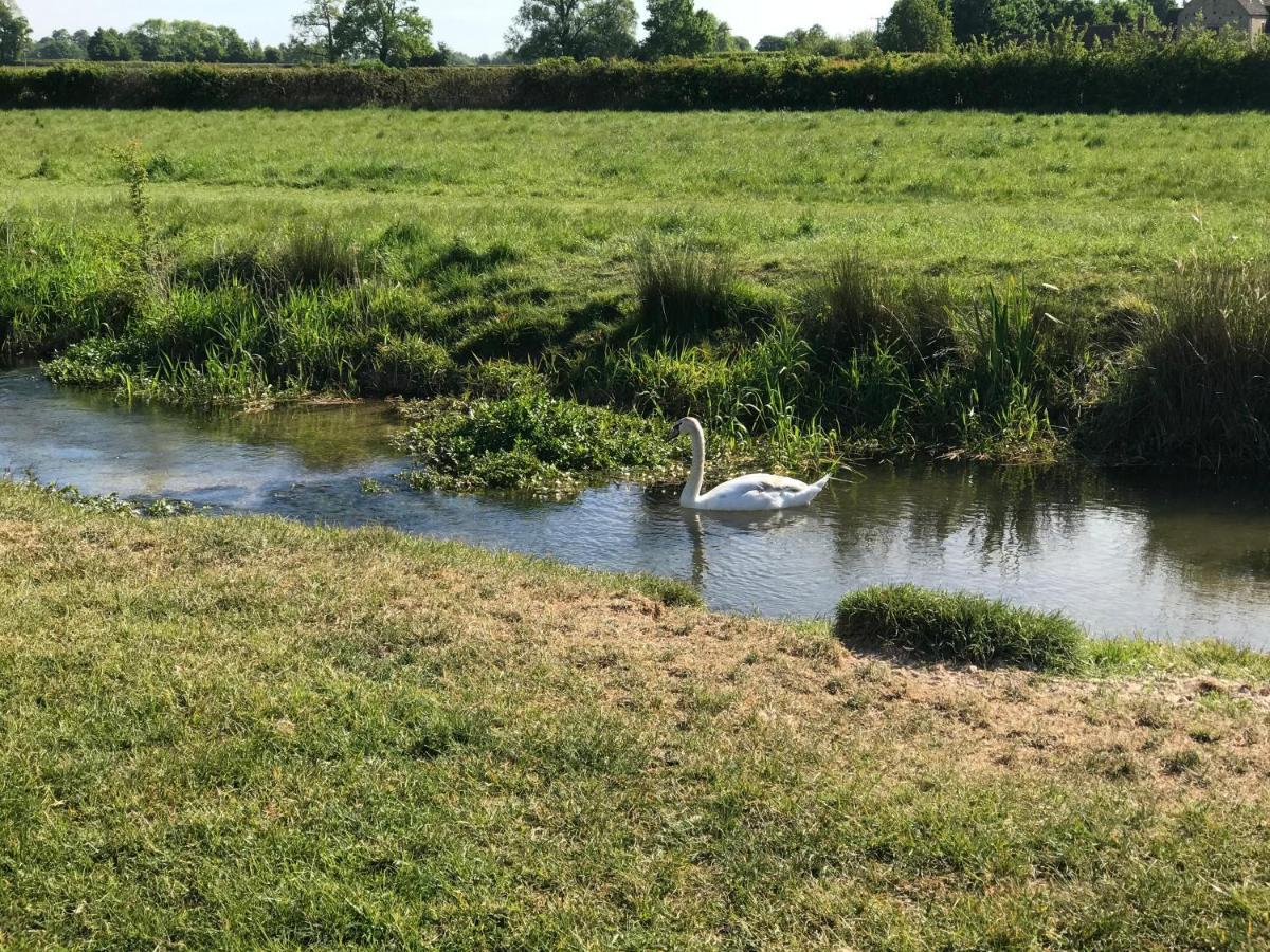 Tupenny Cottage, Old Mill Farm, Cotswold Water Park Cirencester Exterior foto